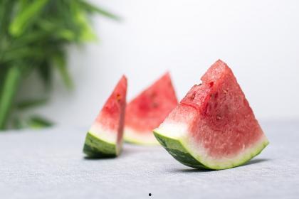 梦见许多人在一起吃瓜,众人共享瓜果盛宴的神秘寓意