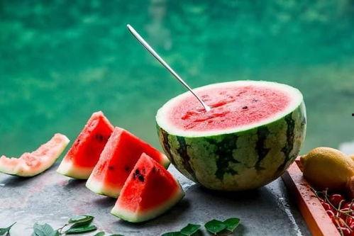 吃饭和吃瓜,饭桌上的闲聊与瓜田里的八卦