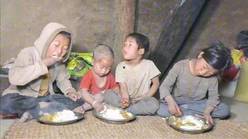 给翠花送瓜吃,翠花喜收瓜果情谊浓