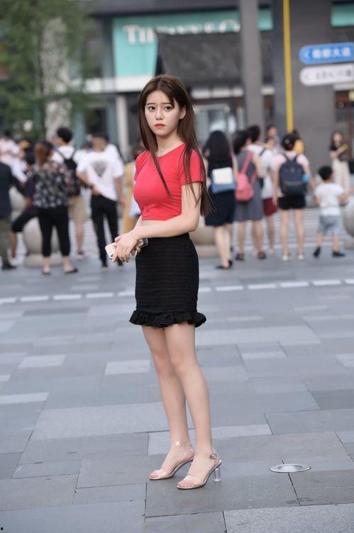 落地镜包臀裙吃瓜,落地镜包臀裙，演绎吃瓜群众的时尚态度