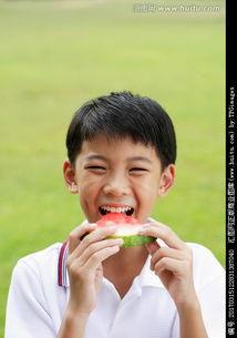 闹腾男孩吃瓜,闹腾男孩的瓜田奇遇记