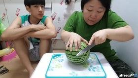 母子放松吃瓜,共享悠闲夏日时光