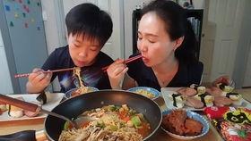 母子放松吃瓜,共享悠闲夏日时光