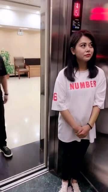 电梯男子吃瓜尴尬