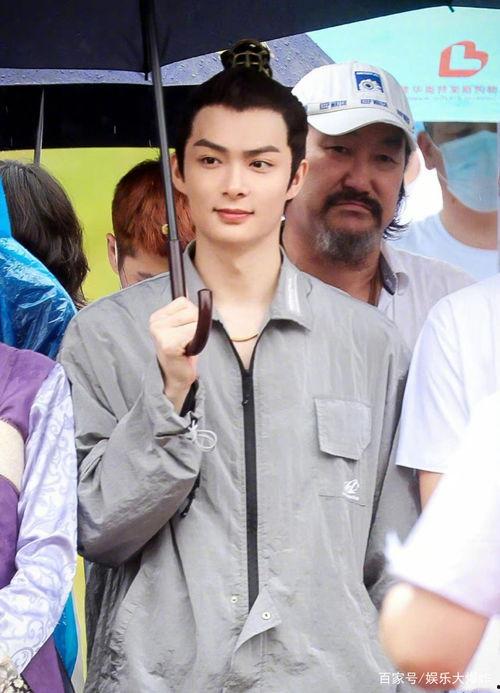 剧组演员吃瓜,揭秘演员们的“吃瓜”幕后故事