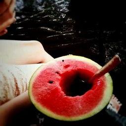 看日落吃瓜,瓜香四溢，尽享悠闲时光